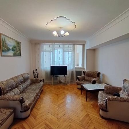 Large Apt Near Republic Square Apartman Jereván Kültér fotó