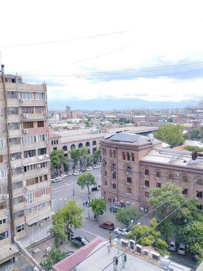 Large Apt Near Republic Square Apartman Jereván Kültér fotó