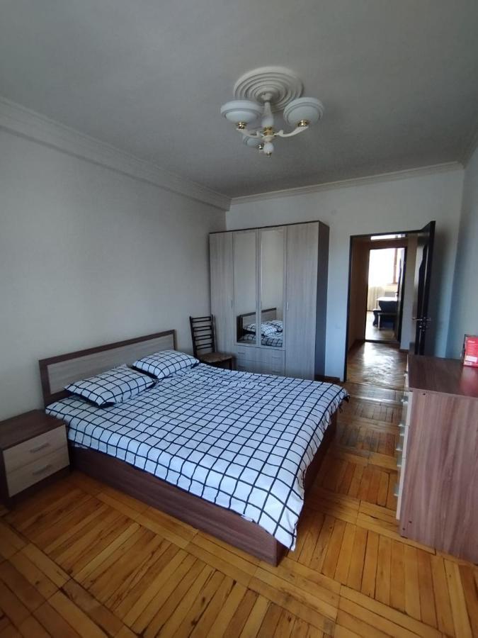 Large Apt Near Republic Square Apartman Jereván Kültér fotó